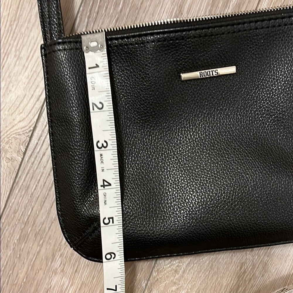 🥂HOST PIC 🍾Roots Black Leather Crossbody Bag - Picture 5 of 8